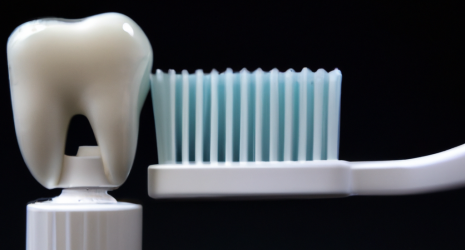 ¿La pasta dental natural protege igual contra las caries?