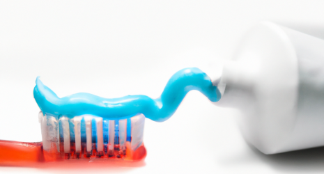 ¿Puede la pasta dental hacer daño si se usa en exceso?