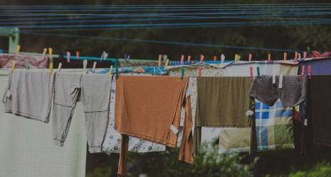 ¿Las pastas dentales blanqueadoras pueden manchar la ropa?